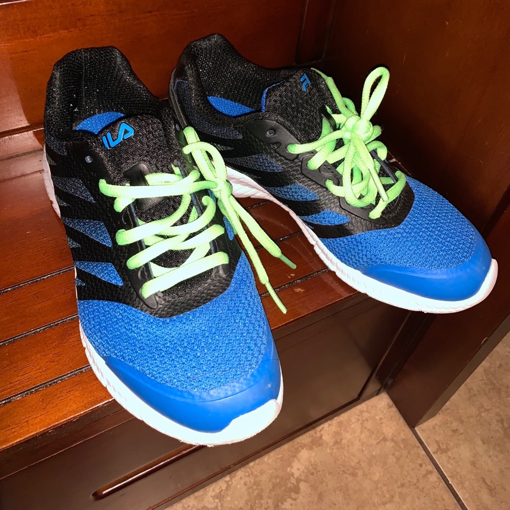 Fila boy tennis excellent condition Size 4